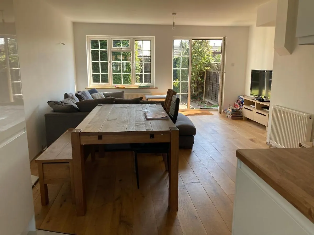 Charming 3 Bed Home For Family Or Business Stays, Great Location, Free Parking, Park Views, Sleeps 5! Ashford  0*, Ashford (Surrey)