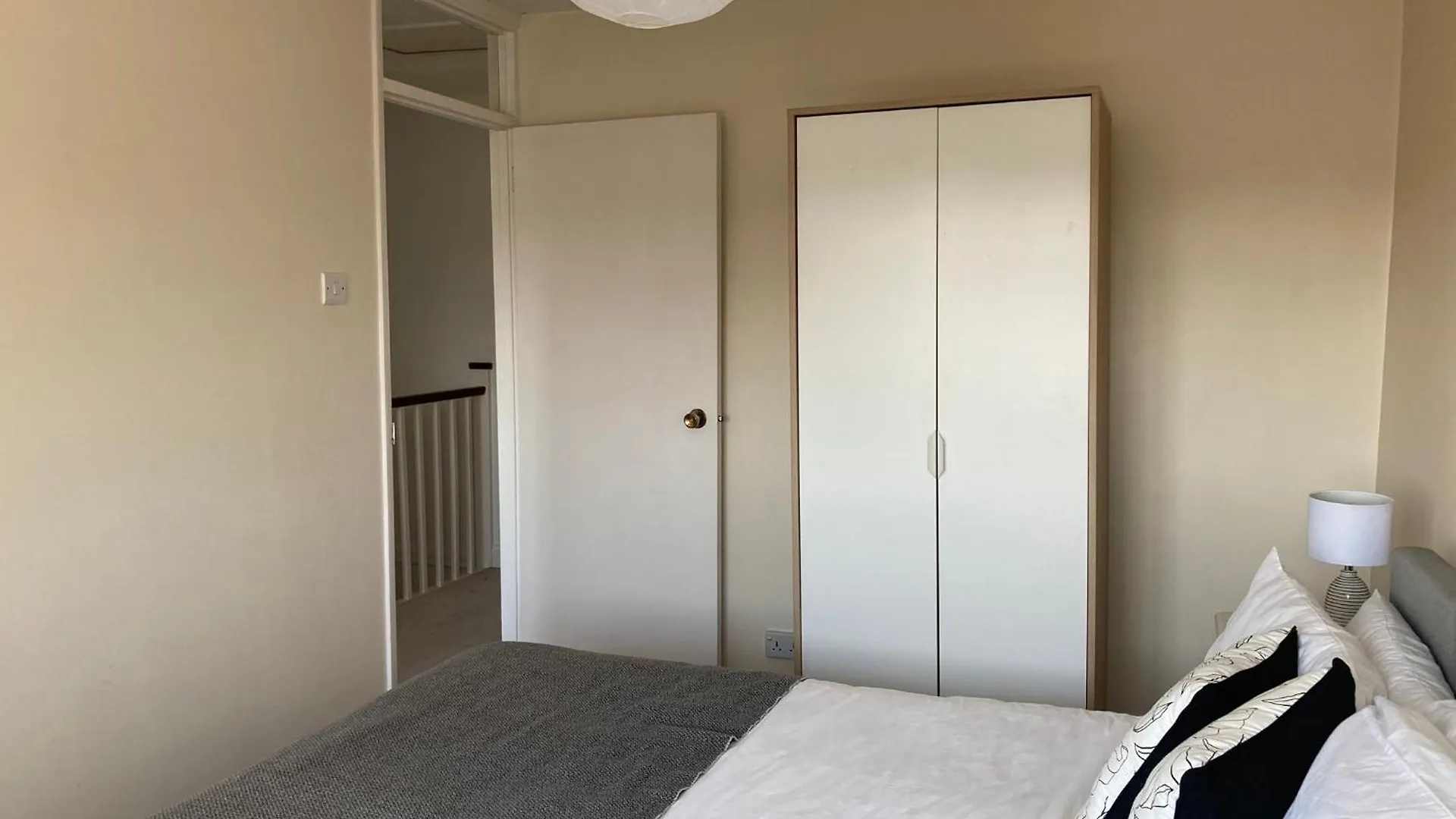 Charming 3 Bed Home For Family Or Business Stays, Great Location, Free Parking, Park Views, Sleeps 5! Ashford  Apartment